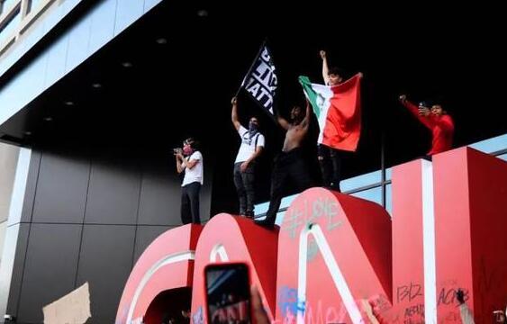 美国CNN总部大楼被砸