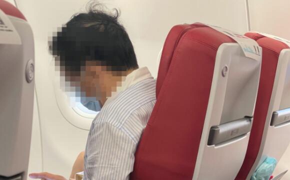 头等舱男子无端辱骂空姐手脏