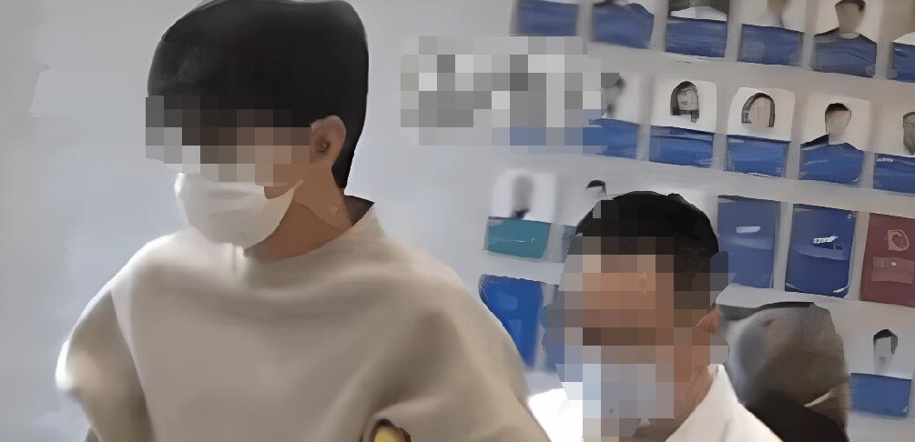 杨洋拄拐现身医院